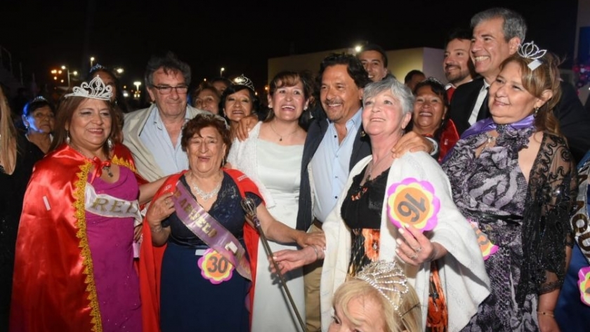 Sáenz compartió con las personas mayores la fiesta de la primavera