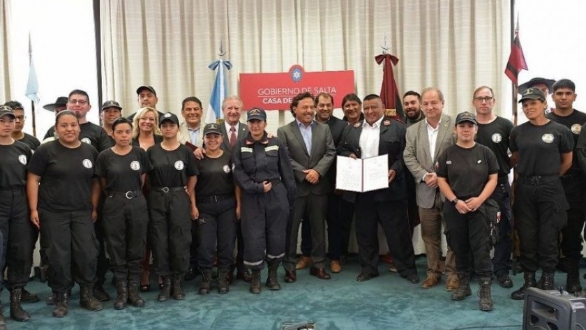 Sáenz rubricó el comodato para que la Brigada Solidaria pueda construir su cuartel