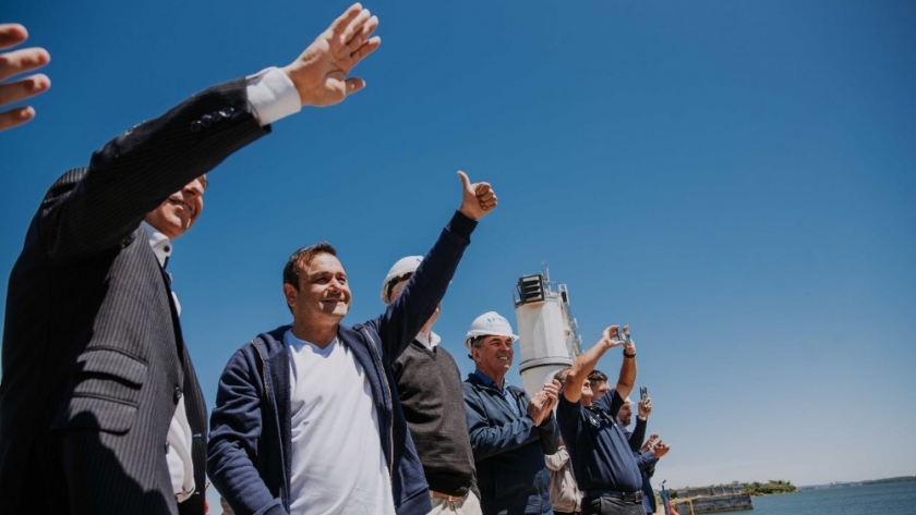 Partió el primer convoy de barcazas del Puerto de Posadas
