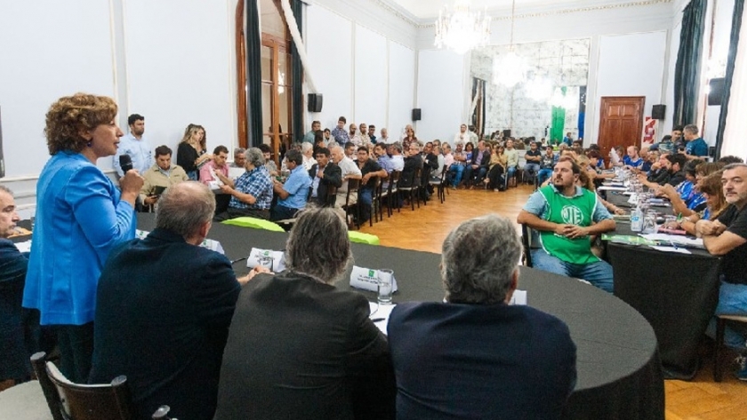 Arabela encabezó el primer encuentro institucional con todas las centrales gremiales