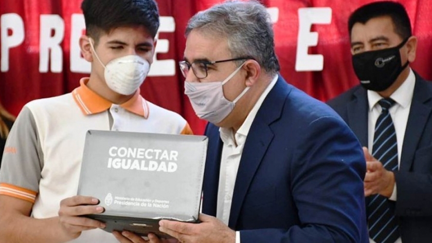 El Gobierno entregó netbooks en Pomán