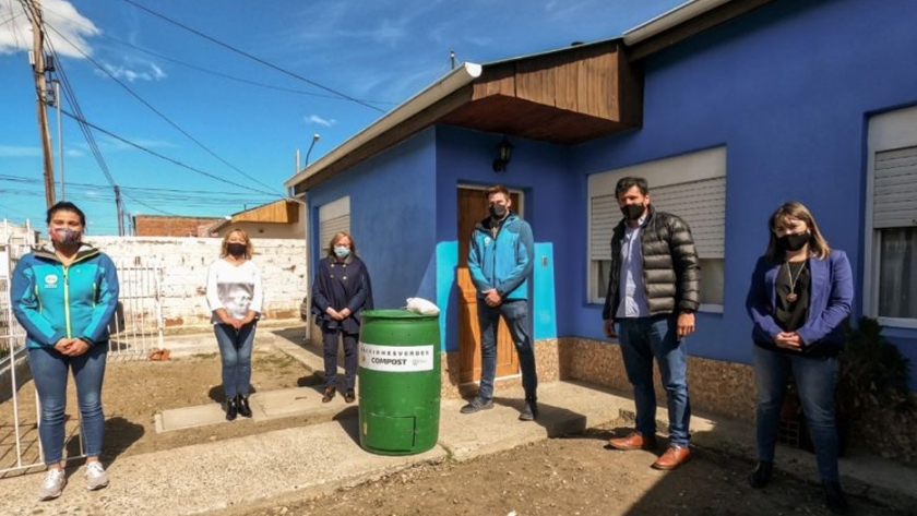 Acciones Verdes: Alicia entregó la compostera 200 a vecina de Río Gallegos