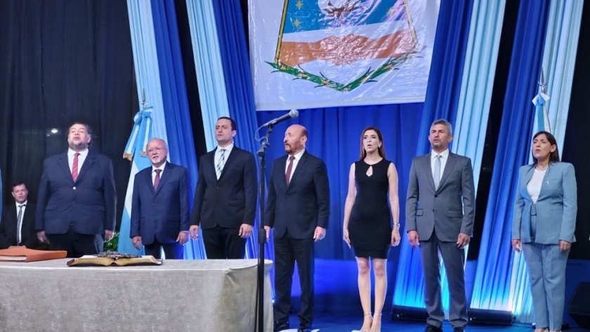 Insfrán tomó juramento a los ministros del Poder Ejecutivo