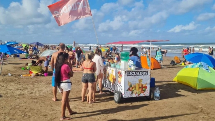 Arrancó el verano 2025: precios para comer en la playa desde los clásicos churros hasta licuados y platos en los paradores