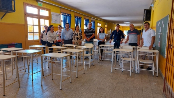 El Ministerio de Educación continúa con la entrega de bancos y sillas en las escuelas secundarias de Santa Rosa y EL Alto