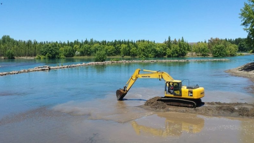 Recursos Hídricos realiza tareas de mantenimiento en el brazo norte del río Limay