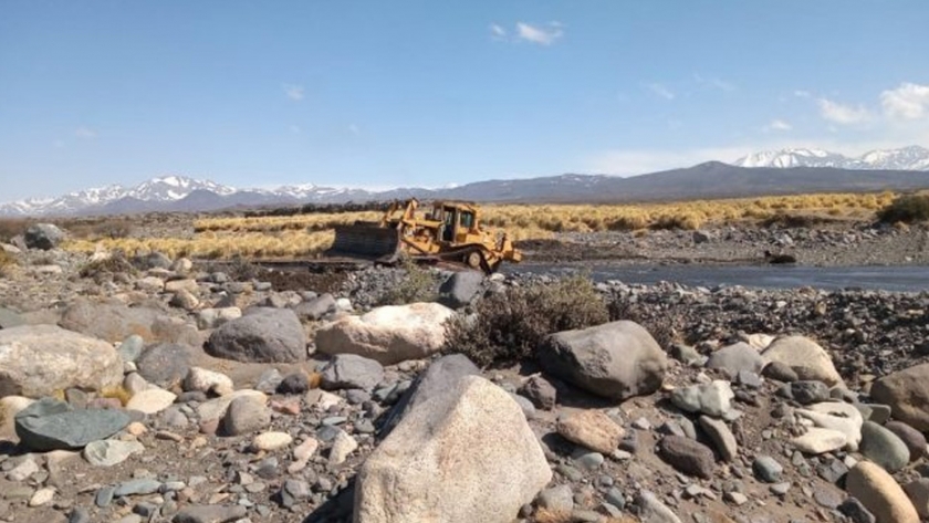 Hidráulica rectifica y acondiciona el cauce del río Malargüe