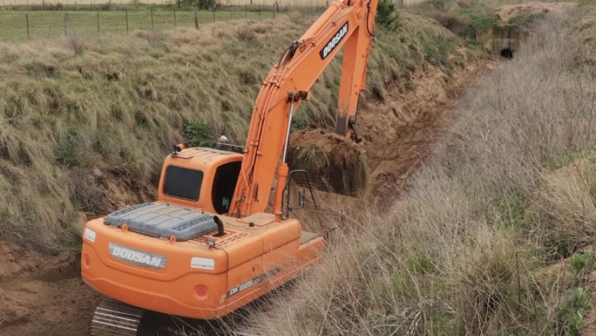 Comenzó la limpieza de canales pluviales en Miguel Riglos