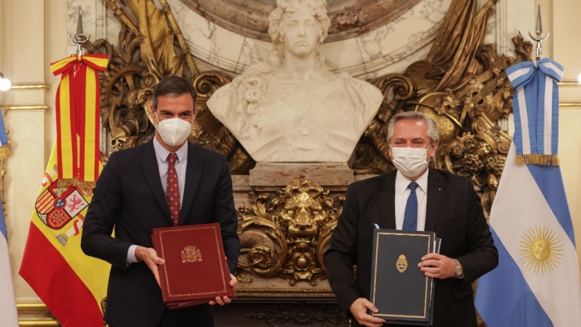 El presidente Alberto Fernández y su par de España, Pedro Sánchez, encabezaron la firma de acuerdos bilaterales