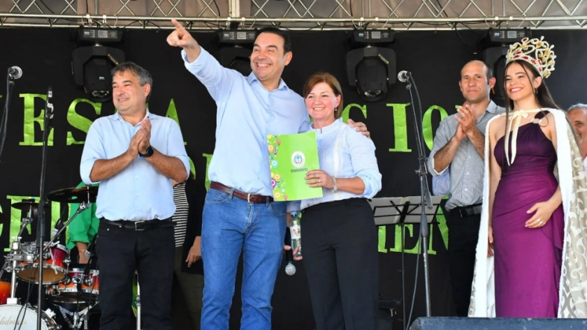 En Paraje Zapallo, Valdés entregó 10 viviendas y se comprometió a fortalecer el desarrollo la zona