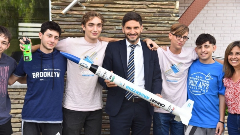 El Gobernador reconoció a los jóvenes del Club de Ciencias de la Escuela Técnica de Roldán