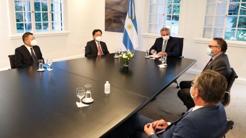 El Presidente recibió a empresarios chinos que invertirán en la producción de autos eléctricos y explotación de litio en el país