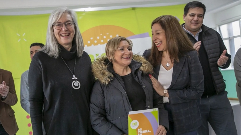 Carreras entregó más títulos de propiedad a familias de Bariloche