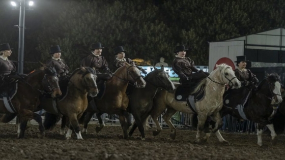 Histórico en Palermo: cuatro escuadras de mujeres a caballo brillaron en la pista central