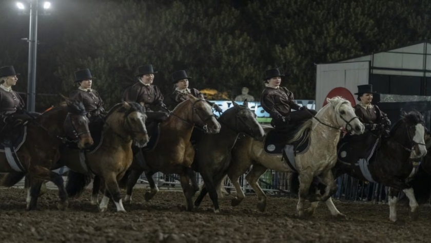 Histórico en Palermo: cuatro escuadras de mujeres a caballo brillaron en la pista central