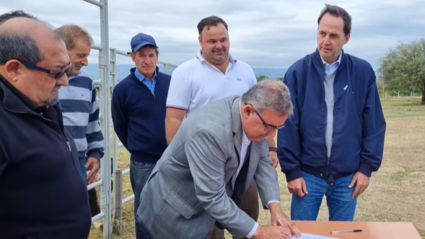 Entregamos importante núcleo genético a productores tamberos de la provincia