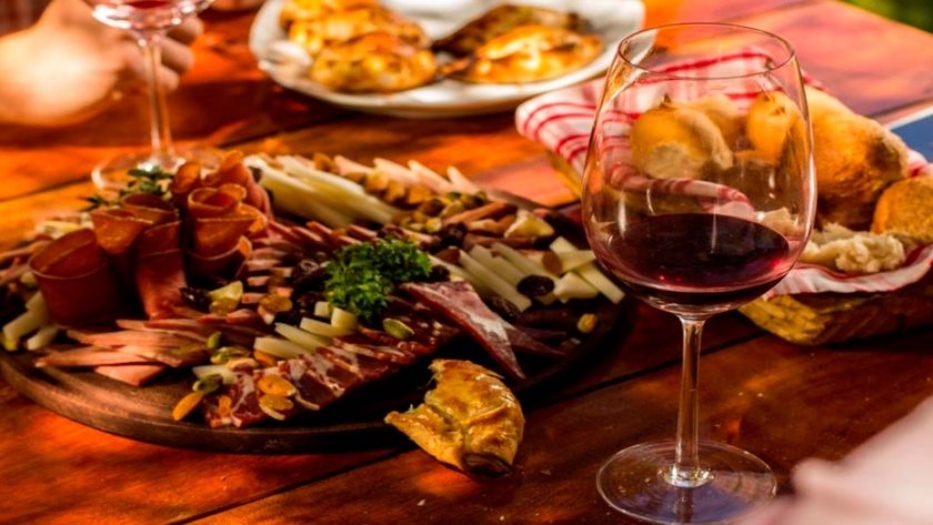 Los turistas destinan la mayor parte de su presupuesto en la gastronomía local