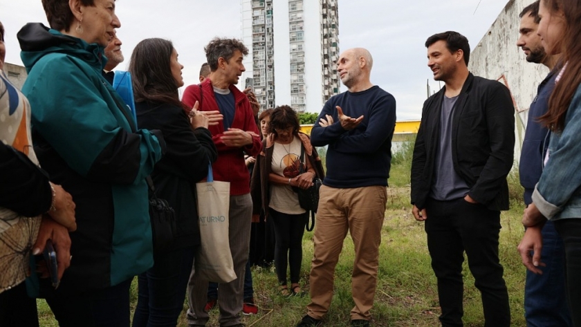 Rodríguez Larreta recorrió el espacio donde se construirá la primera plaza del barrio Villa Santa Rita