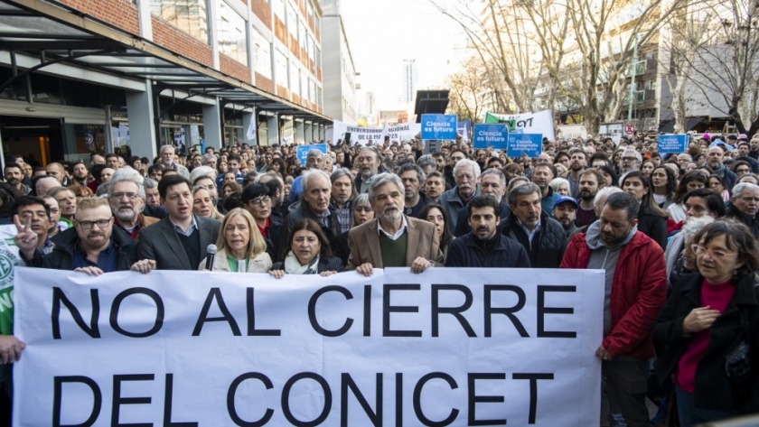 Masiva convocatoria en defensa de la ciencia argentina