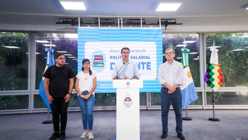 Capitanich anunció el acuerdo salarial con sindicatos docentes y las clases inician el 1 de marzo