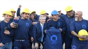 La Rioja: el presidente visitó un parque eólico, recorrió la ampliación de una fábrica textil e inauguró una planta de tejidos