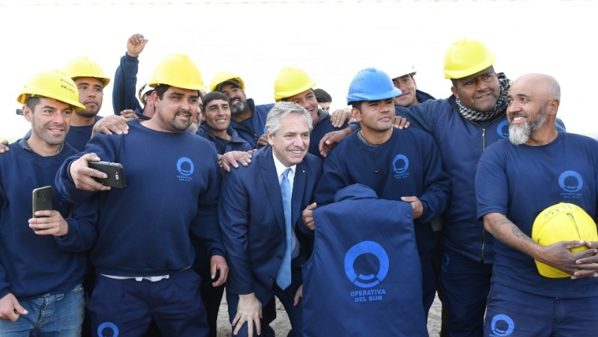 La Rioja: el presidente visitó un parque eólico, recorrió la ampliación de una fábrica textil e inauguró una planta de tejidos