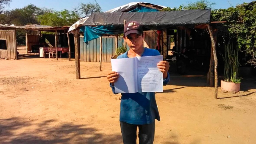 Un docente rural recorre cien kilómetros diarios para llevar la tarea a sus alumnos
