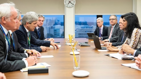 El Gobierno gana tiempo con el FMI: busca acumular USD 4.000 millones más para evitar un waiver