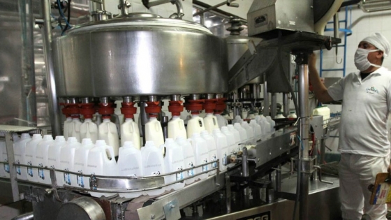 Trabajadores lecheros: actualización de paritaria de Atilra con aumentos de 70% hasta marzo