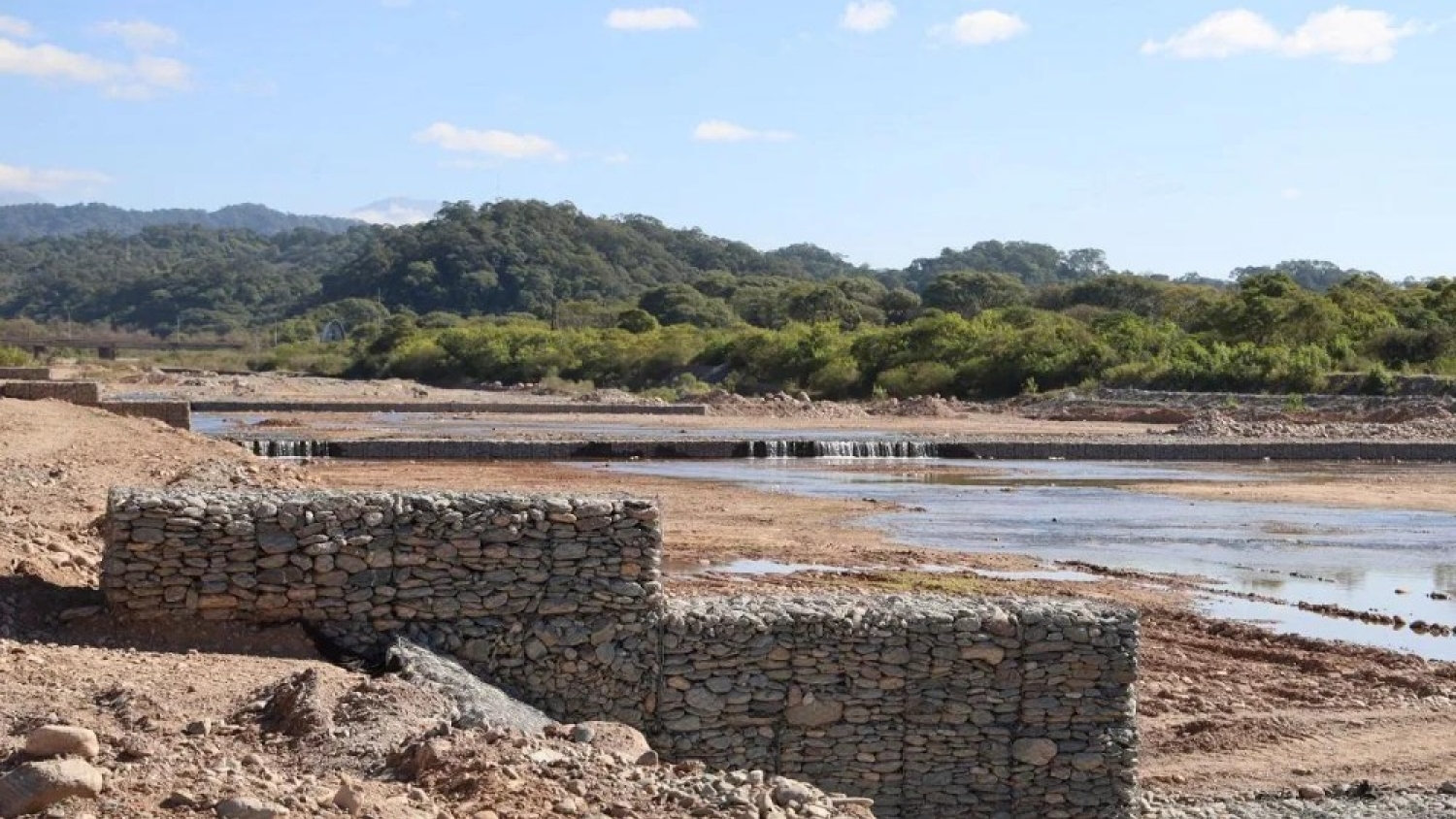 Metán avanza con obras de defensa hídrica para proteger la producción porcina