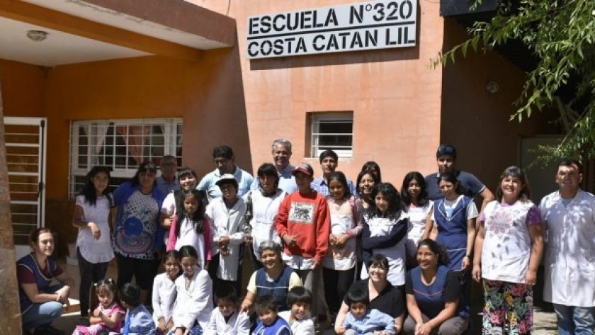 Para difundir el programa de becas, Rolando Figueroa visitó la Escuela Nº320 de Costa Catan Lil