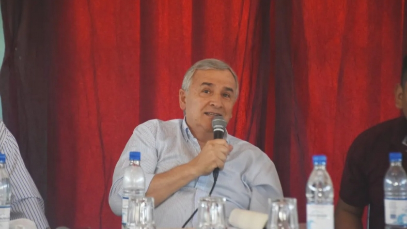 Gerardo Morales compartió con vecinos del sector B 6 un espacio de diálogo a agenda abierta