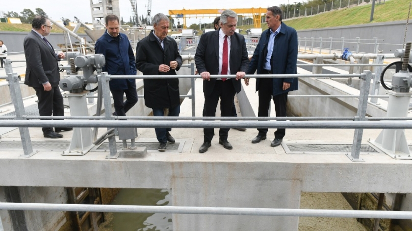 Alberto Fernández recorrió una planta de tratamiento de líquidos cloacales en la ciudad de Córdoba