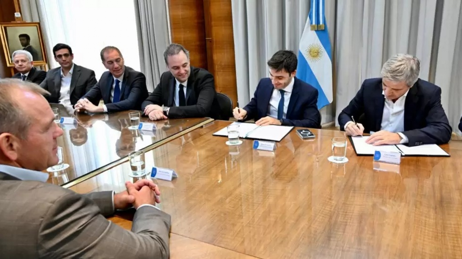 Gobierno elimina retenciones al petróleo convencional y sella un acuerdo clave con Chubut