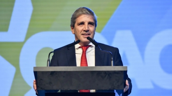 Caputo enfrenta una semana decisiva entre la prueba del mercado y el dato de inflación