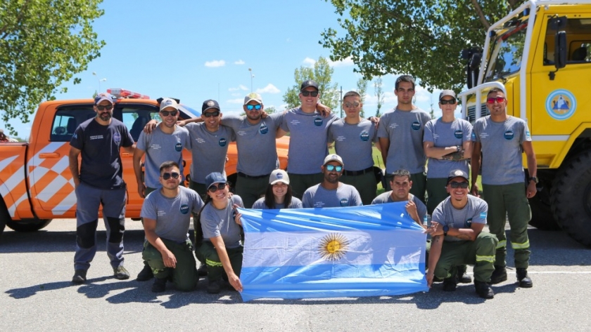 Ambiente trasladó los primeros brigadistas que colaboran en Chile y mantiene el Chinook para el combate en la Patagonia