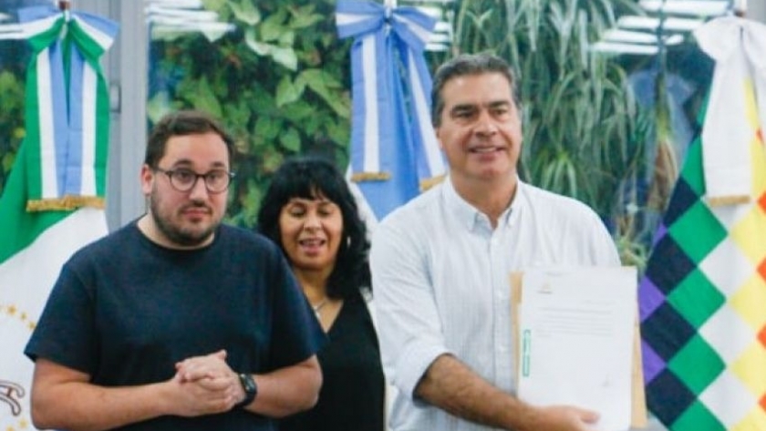 El gobernador abrió los sobres de la licitación para el tercer acueducto del gran resistencia