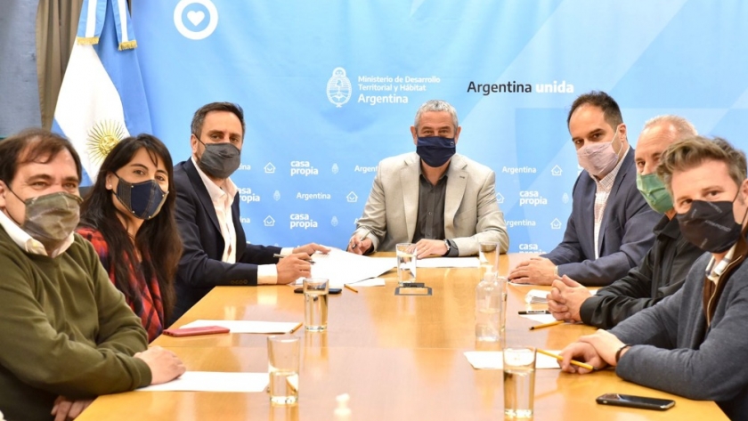 Cabandié y Ferraresi firmaron un convenio para la construcción de viviendas sustentables para guardaparques