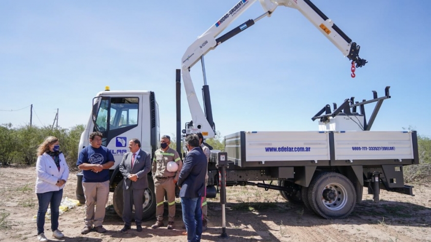 Quintela inauguró línea de media y baja tensión en Chelcos