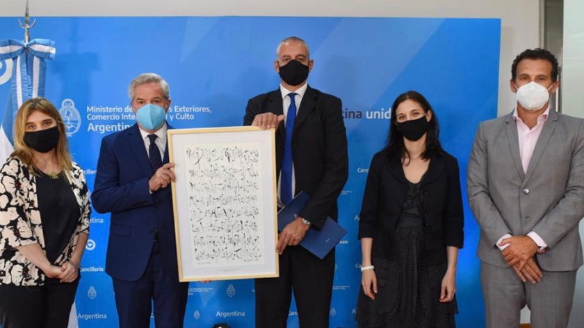 Solá entregó el Premio Internacional de Derechos Humanos, Emilio Mignone