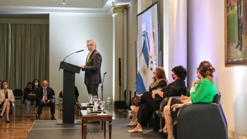 El canciller Felipe Solá Solá anunció medidas para reducir la brecha de género dentro de la Cancillería