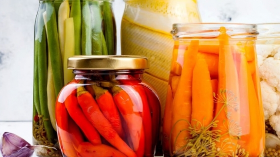 Alerta sanitaria: recomendaciones clave para reducir el riesgo de botulismo en conservas vegetales y escabeches