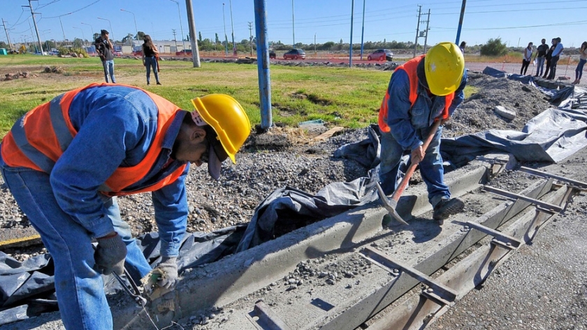 El gobierno de la provincia finaliza obras de cordones cuneta en distintos barrios de Trelew