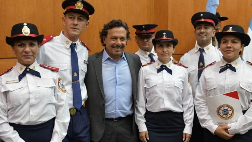 Sáenz entregó subsidios a los 36 cuarteles de bomberos voluntarios de Salta
