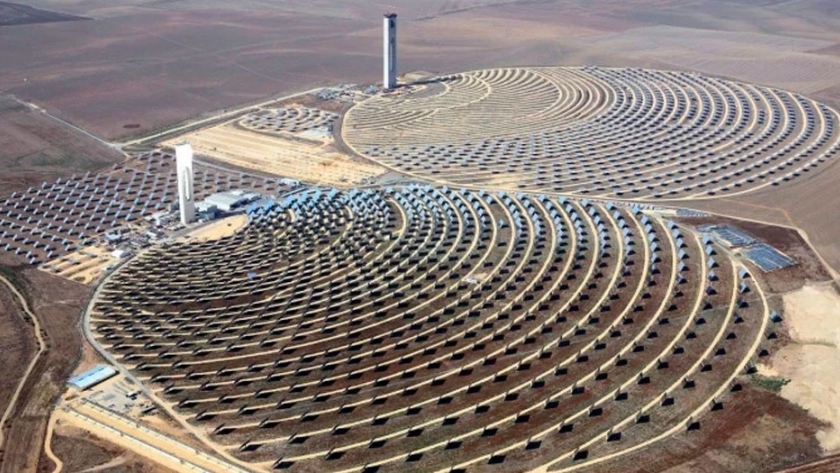 Israel aprovecha desiertos e inaugura una planta de energía 