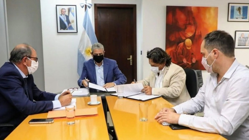 El Gobernador firmó convenios para construir 2.500 viviendas en la provincia