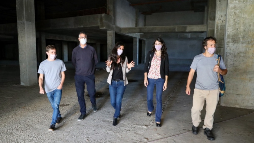 Paula Español recorrió las instalaciones de la Central de Alimentos