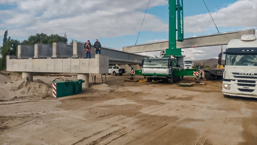 Inició la colocación de vigas en el puente de Medanitos