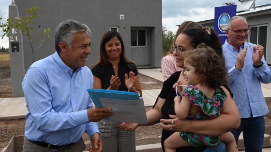 Cornejo entregó viviendas en Luján de Cuyo a las familias que vivían donde se construye la nueva Panamericana