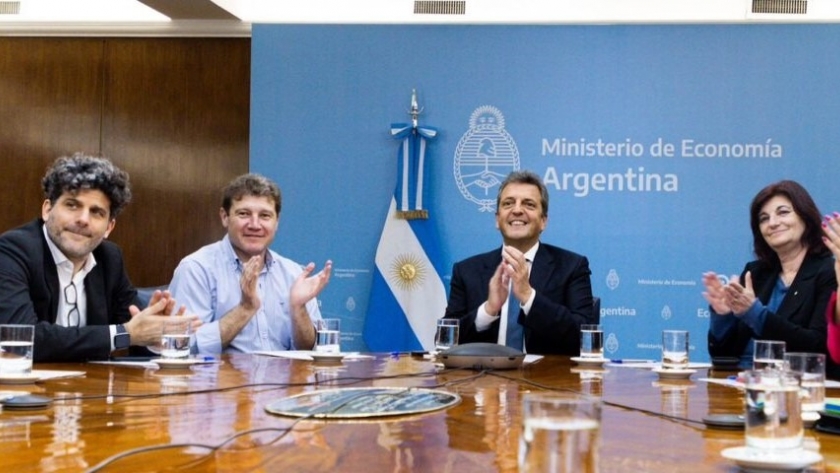 Melella anunció la firma del decreto que incluye al sector textil en la prórroga del subrégimen industrial